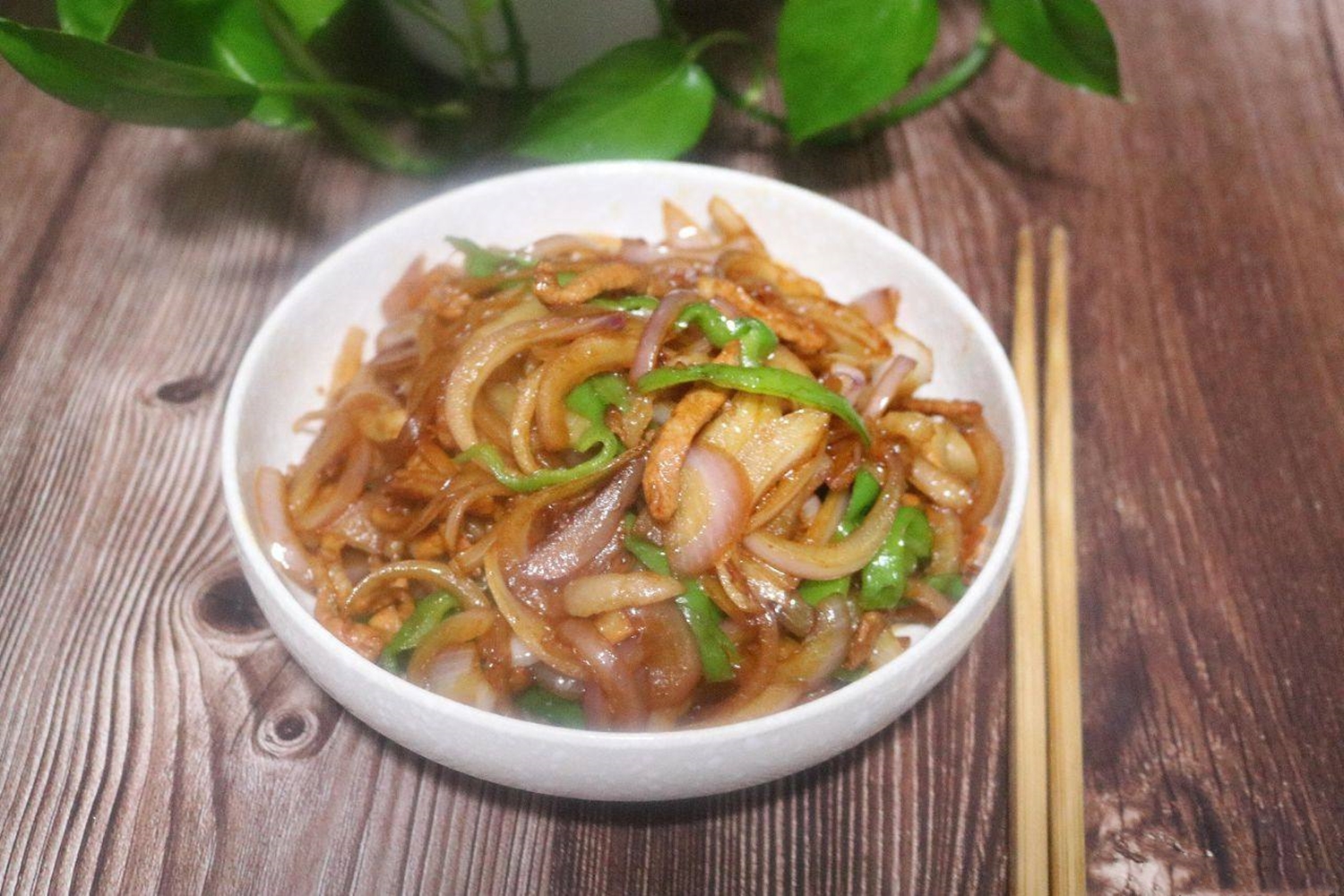 简单易做的洋葱炒肉丝,质地脆嫩,微甜带辛辣,营养丰富