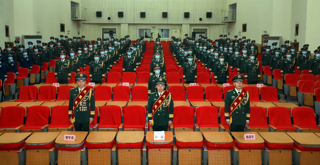 军官退役仪式，开始了