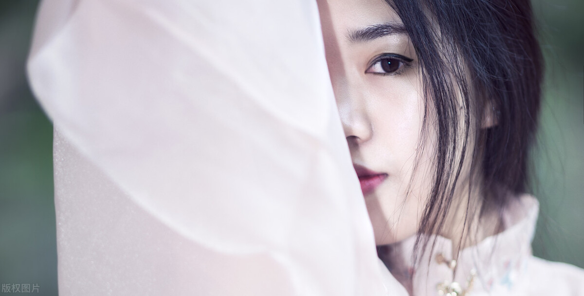 故事：花颜一着不慎身穿异世，救了一小婴儿而被追杀