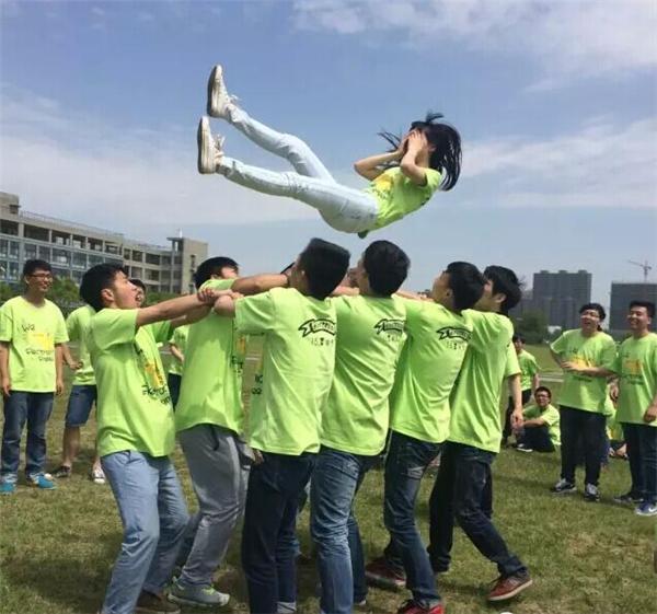 男班长拍毕业照短裙上阵，“大长腿”羡煞女同学，此刻我独领风骚