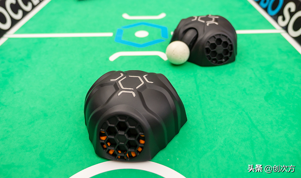 踢足球的桌游叫什么(RoboSoccer：机器玩家上场的足球桌游)