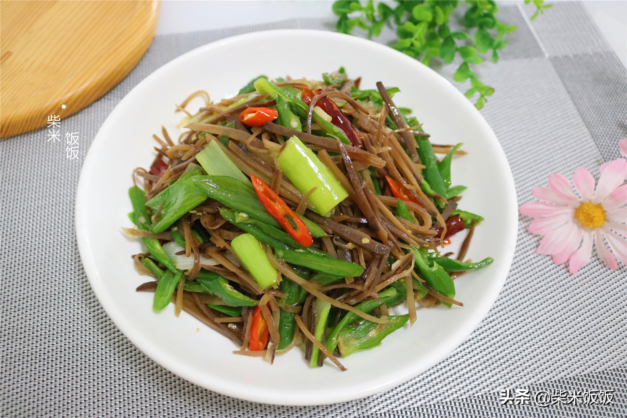 这款开胃小咸菜，北方人餐桌上常见，炒一次吃几天，香辣下饭