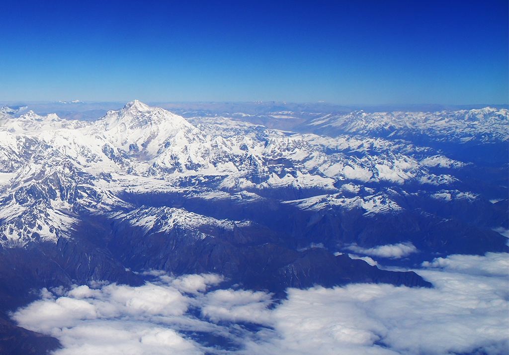 亚洲的山地地形区包括喜马拉雅山脉(世界上平均海拔最高的山脉),天山