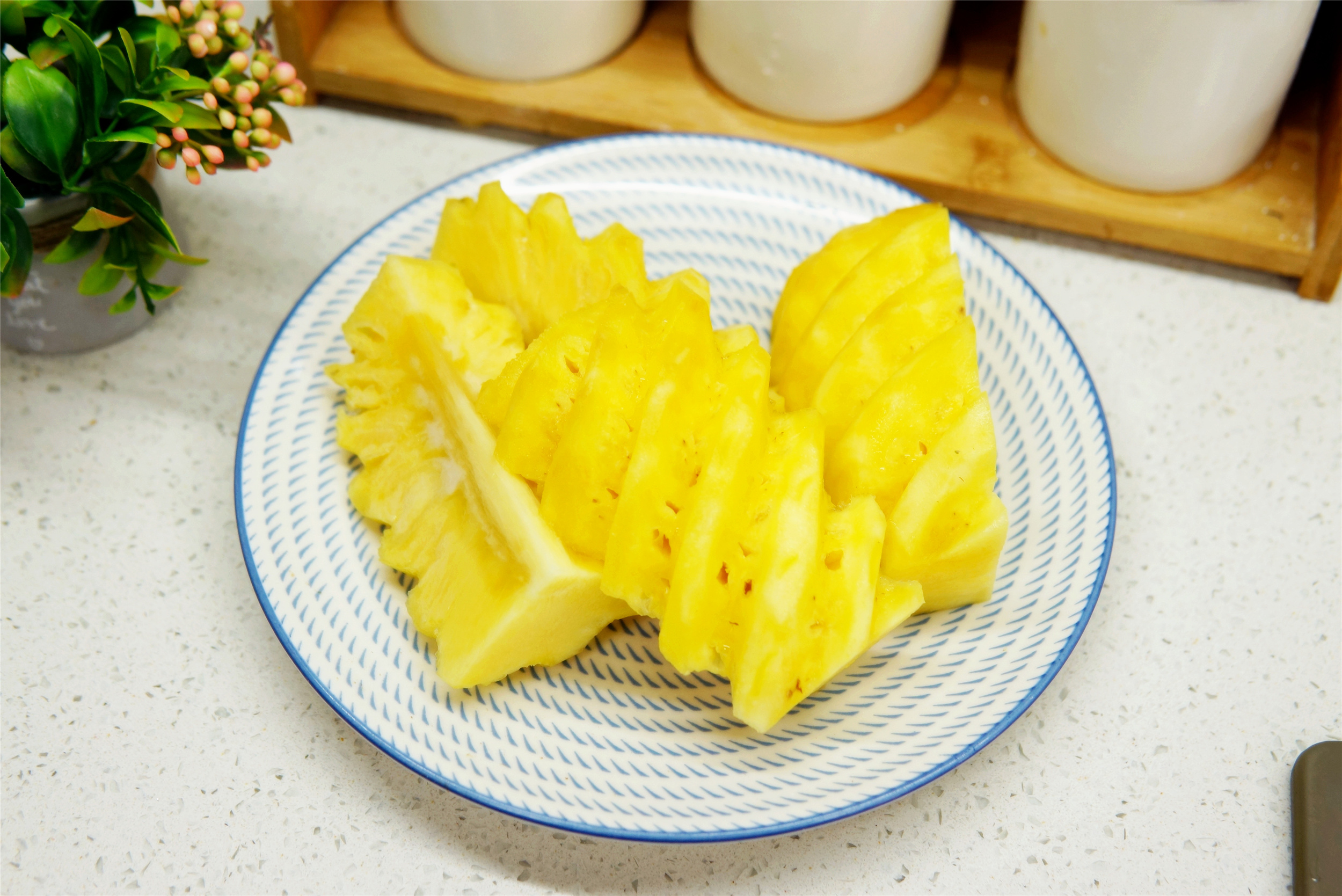 菠萝怎么吃不“扎”嘴？用盐水泡可不行，教你正确吃法，甘甜如蜜