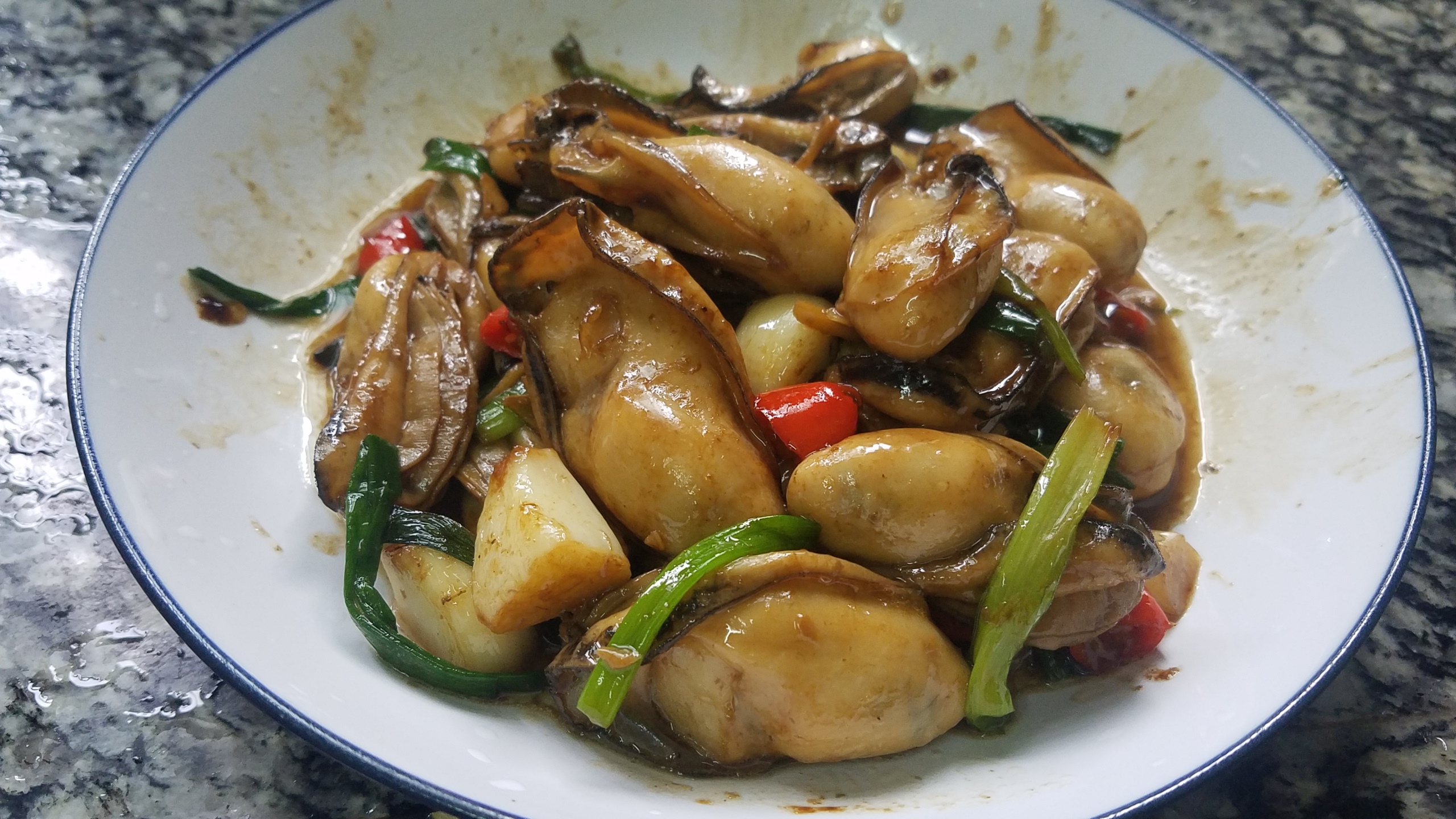 牡蛎怎么吃(爆炒生蚝的家常做法)