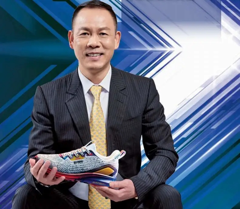 公司董事长)梳理赖世贤的大概经历:28岁就职于安踏体育用品有限公司