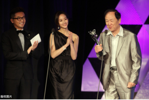 让谢贤爬去台湾见他，成龙向他求救，林青霞倒追，王羽究竟多厉害