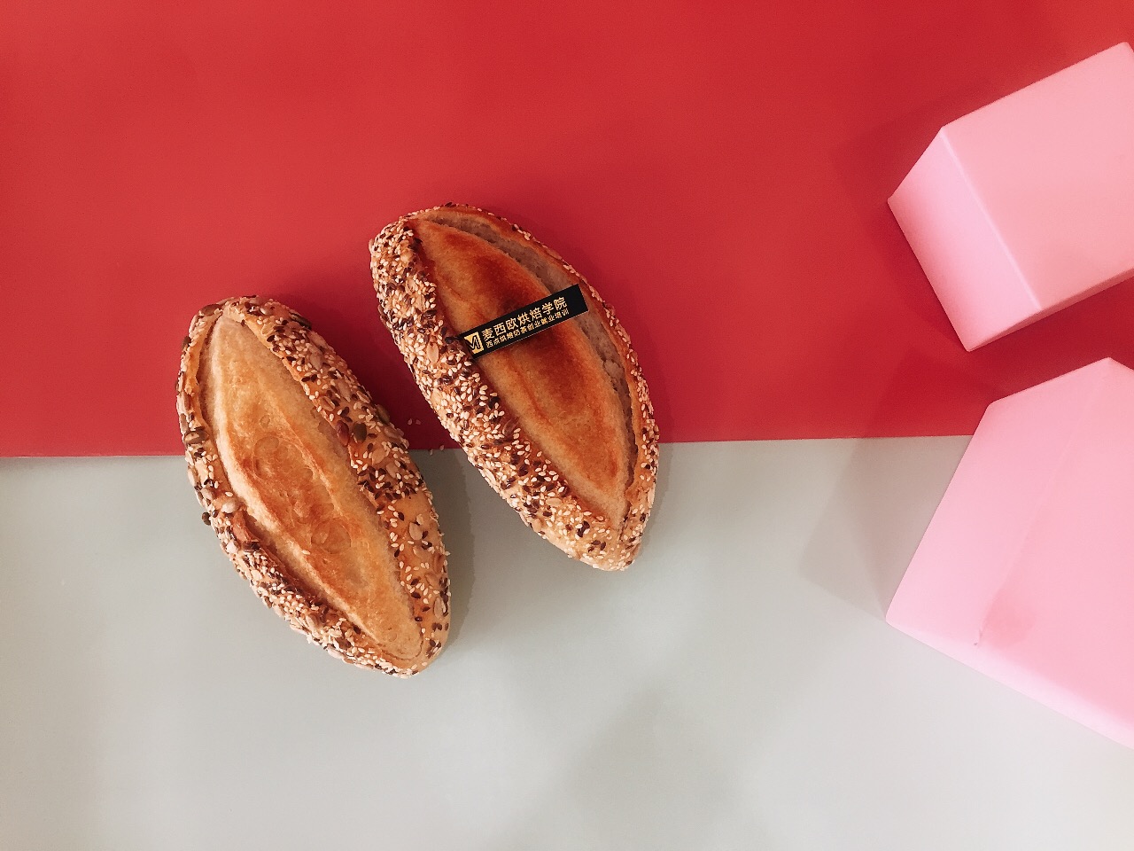 重庆学西点烘焙去培训学校好还是跟师傅学好？