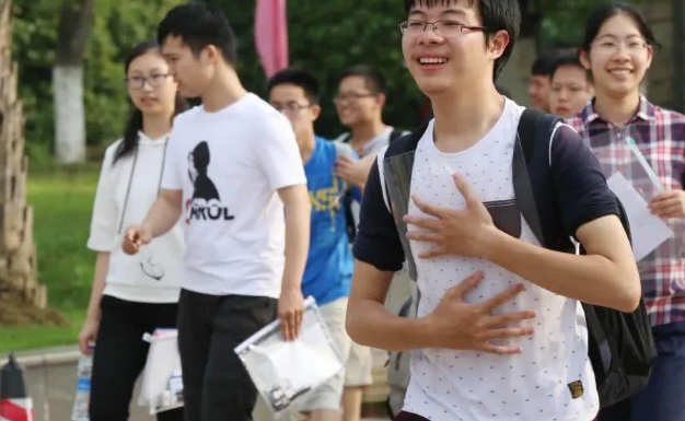 高考前的最后一课！班主任“告别”学生，一句“道歉”让学生泪目