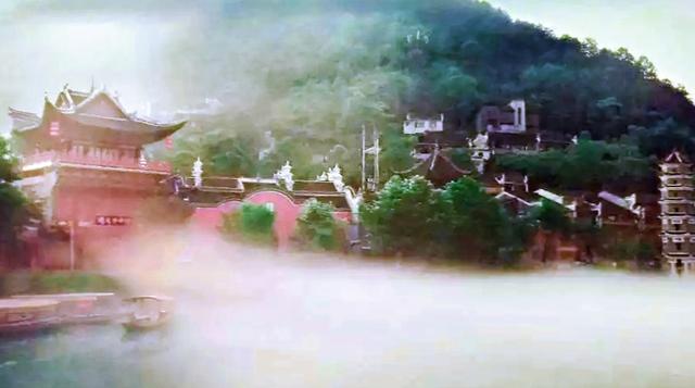 云雾萦绕青山翠，叠嶂如屏入画来
