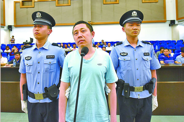 妻子惨死家中，丈夫被判无期，19年后再次开庭，法院：我们搞错了