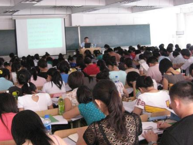 00后毕业生开出10万月薪，听完充满新意的自我介绍，董明珠点头