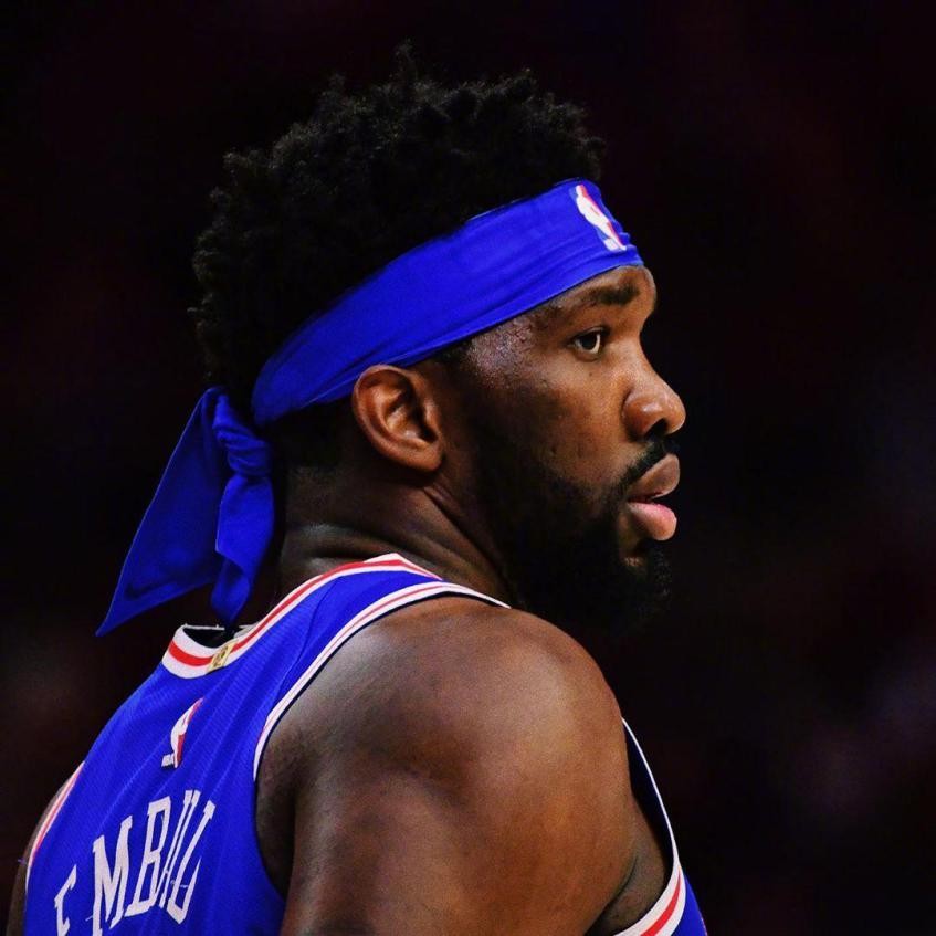 為什么有些nba球員要戴面具（NBA禁止穿戴的裝備：詹姆斯戴黑色面具被禁，AJ1禁穿成傳奇故事）