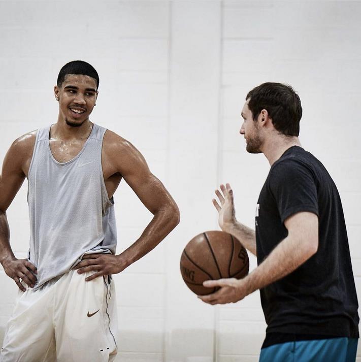 为什么nba的球衣变长了(7图看塔图姆的肌肉变化，一年大一圈，努力成就伟大)