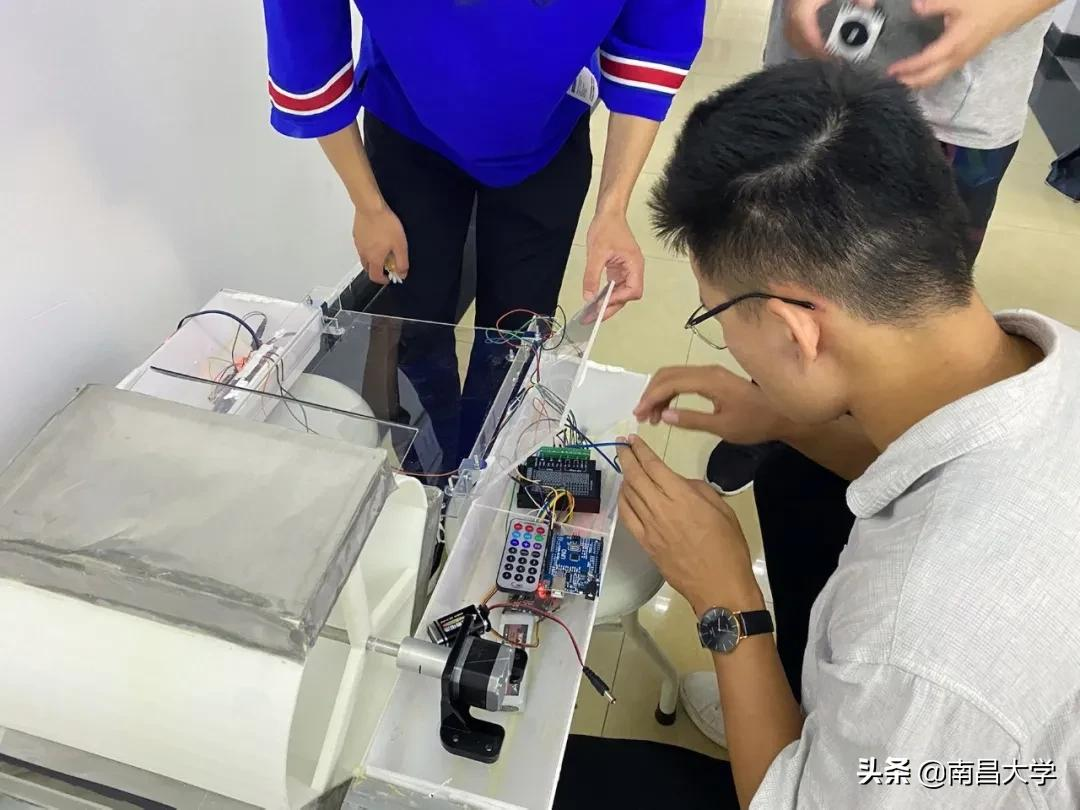 四项一等奖,三项二等奖,雄居全国参赛高校第一!