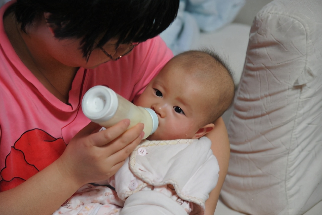 母亲给婴儿喂奶照片摄影图片_ID:143657110-Veer图库