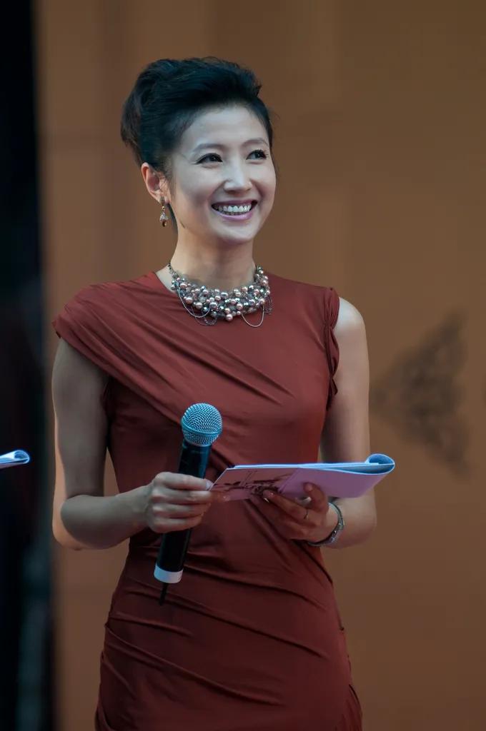 央视主持人刚强:娶二婚春妮为妻,43岁当了爸爸,今一家3口幸福美满