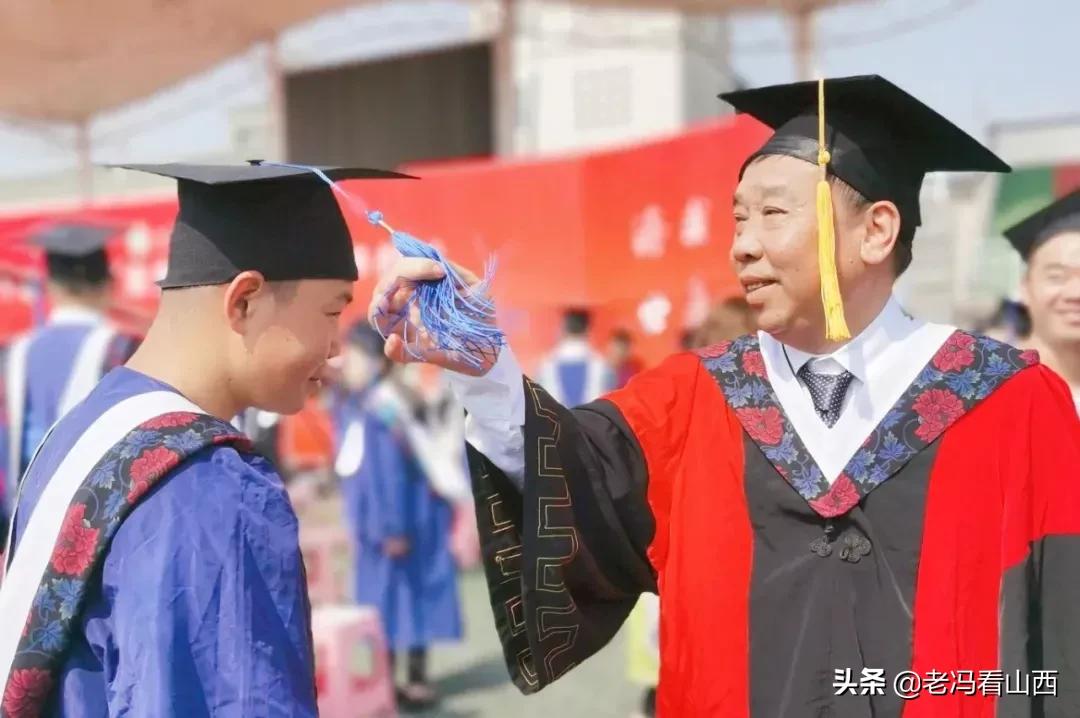 山西中医药大学2021年毕业典礼暨学位授予仪式在杏林体育场举行