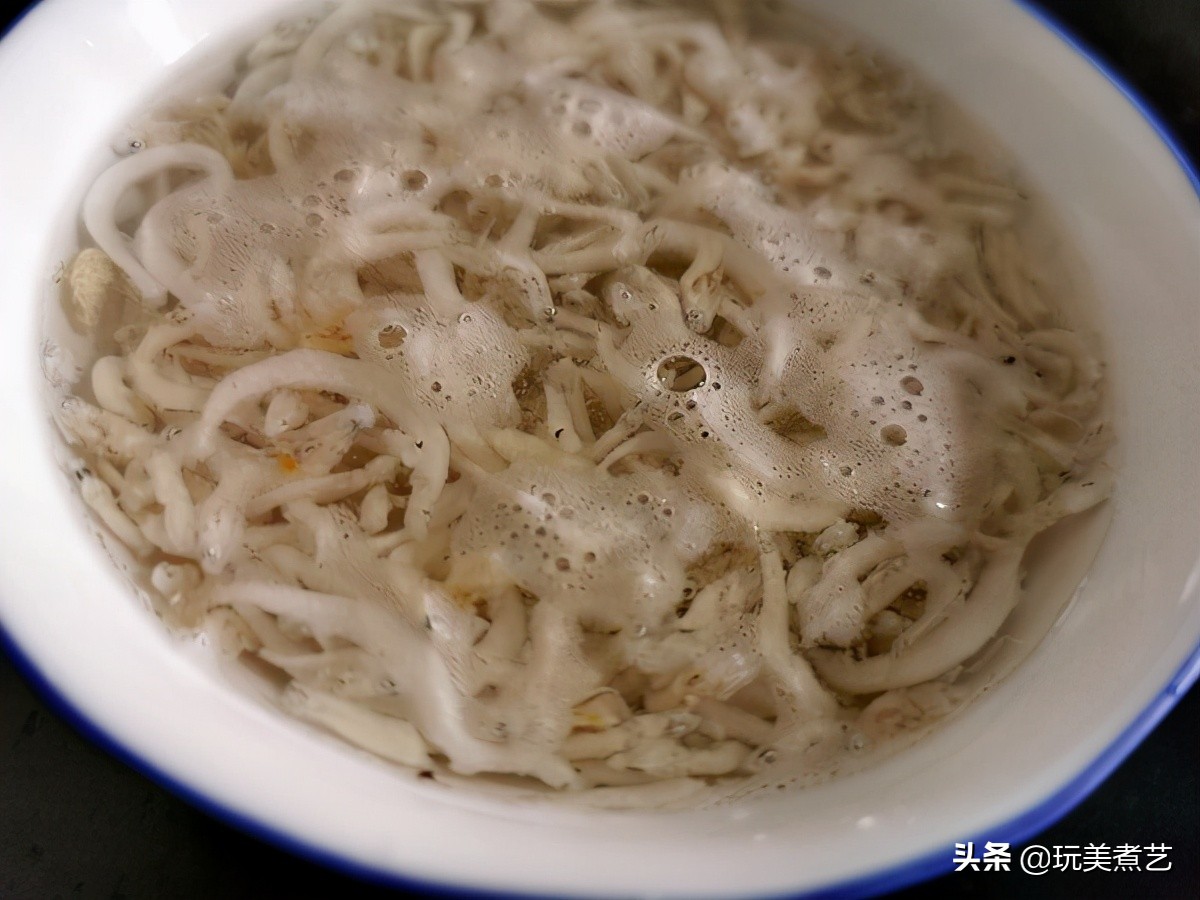 春天长出的嫩芽蕨菜遇上小银鱼，碰撞出别具小清新的口感
