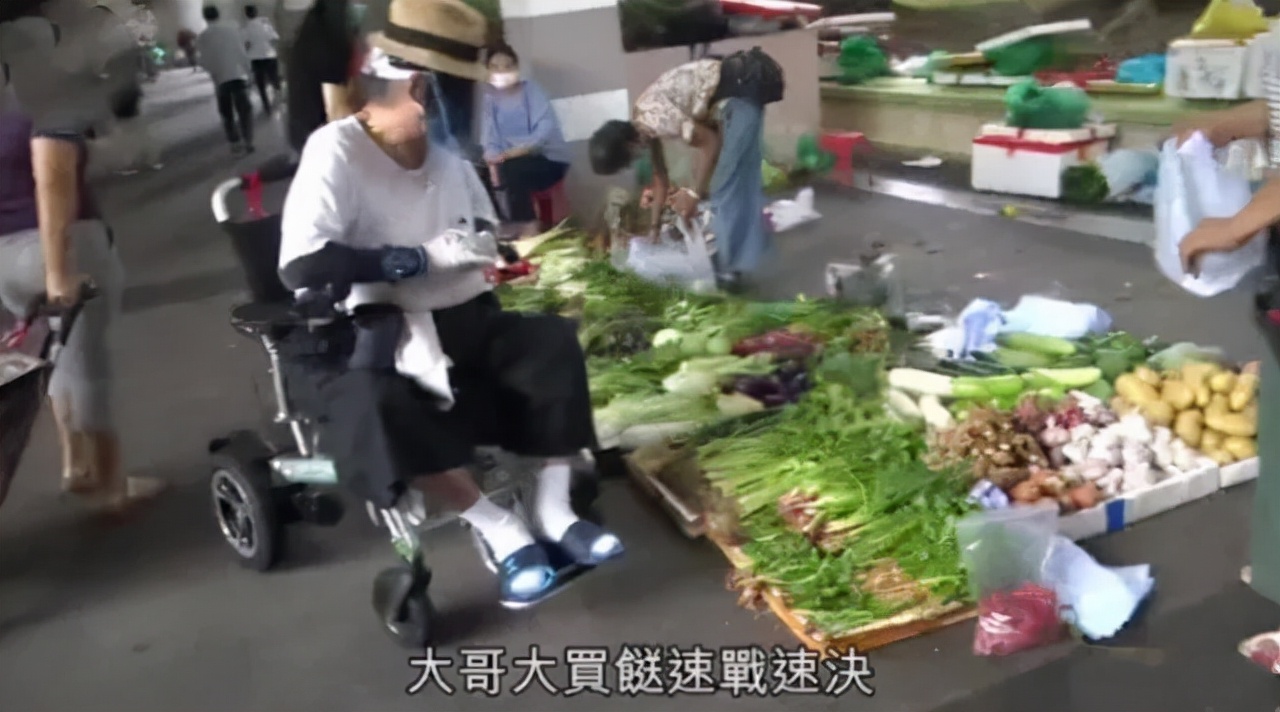 别人飙车他们飙轮椅！白发一族的“敞篷奔驰”能有多野？