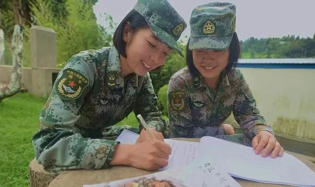 专科生毕业后，大多选择参军入伍，背后的“好处”令本科生羡慕