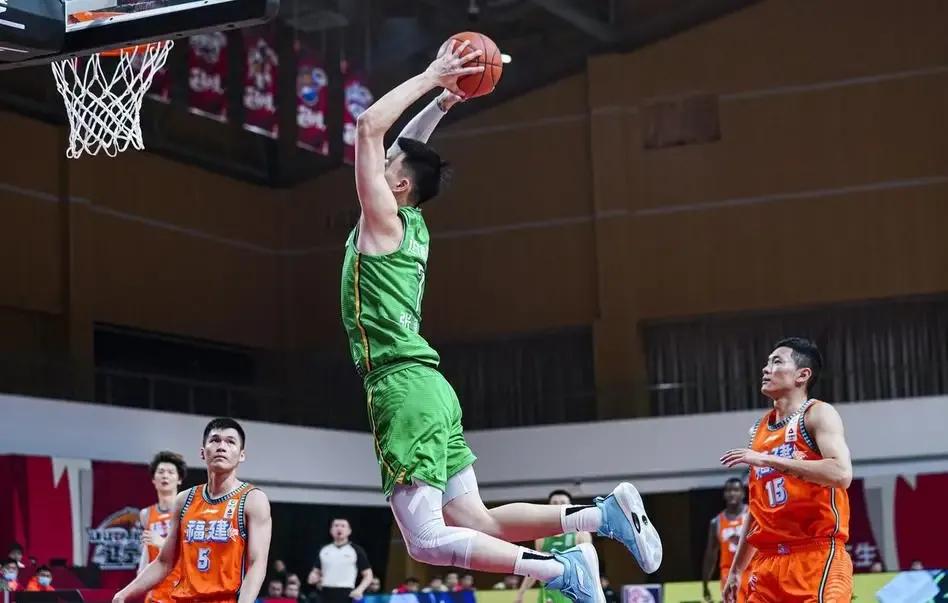 张镇麟为什么跳过cba选秀(张镇麟去NBA？七原因证明没希望，朱八易九丁外援都是难过的山)