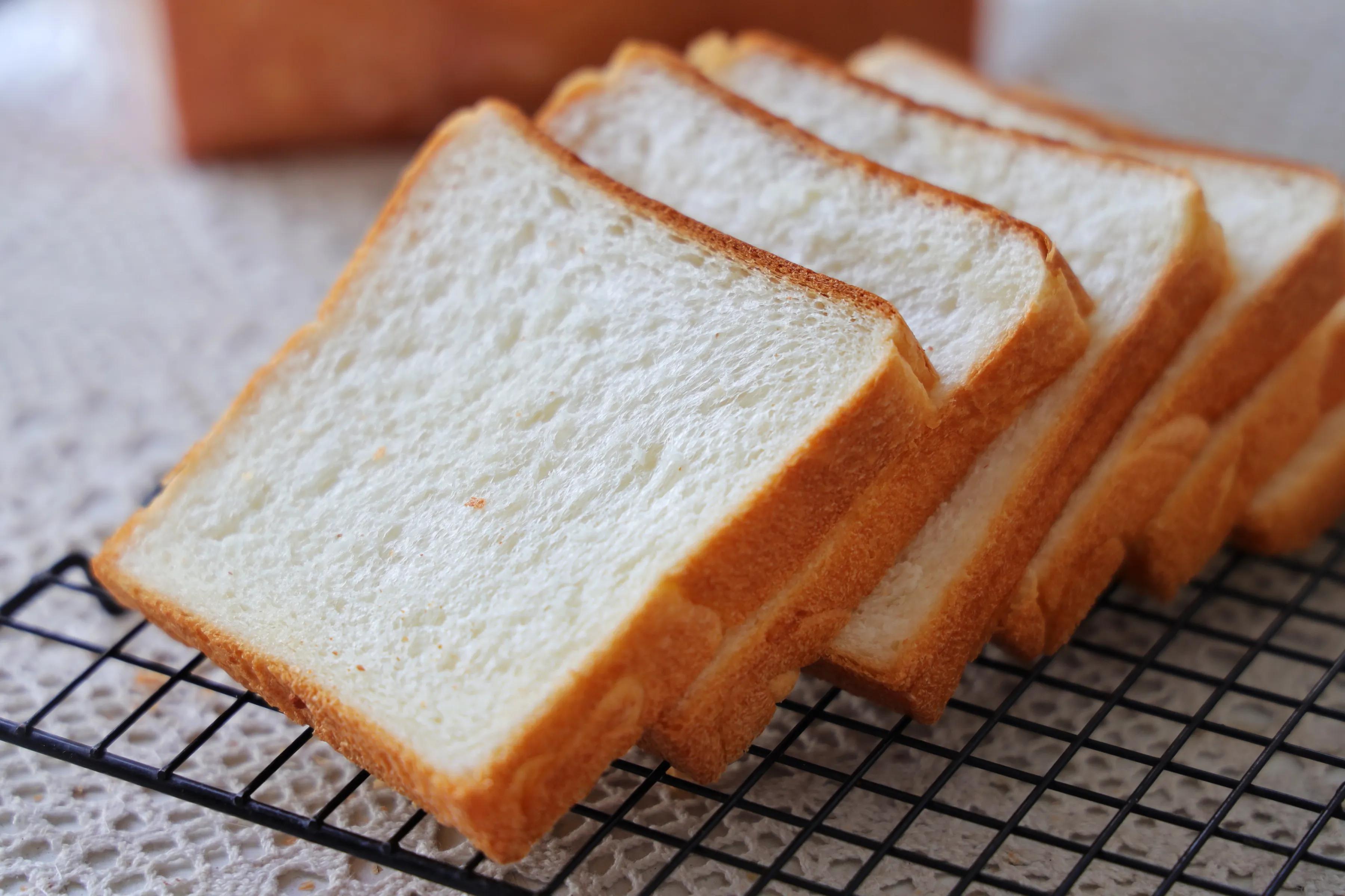 用了几年的吐司配方,棉花般的柔软,放3天都不会老化,早餐必备