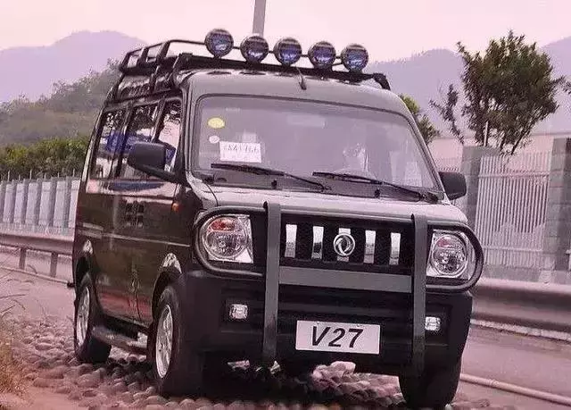 国产四驱面包车，越野能力秒杀SUV，五菱宏光都甘拜下风！