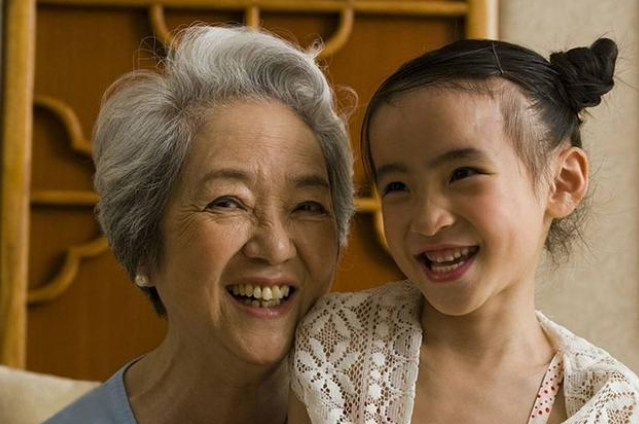 孩子更爱姥姥还是奶奶，逃不开大人的表现，宝宝并非“白眼儿狼”