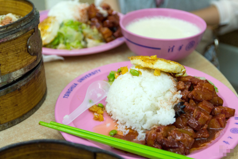 清华食堂内部照片曝光，引无数学生羡慕，果然优秀的人容易被善待