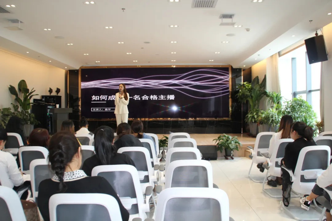全省巾帼创业带头人电商经营技能培训班学员在白银观摩学习