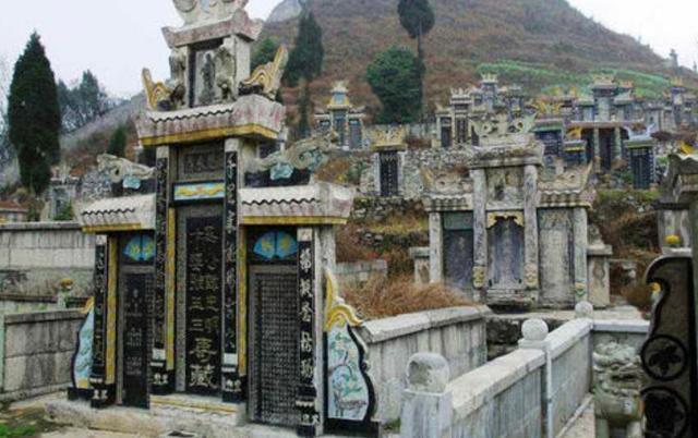 农村一些坟,修建的越来越豪华了,这是为什么?
