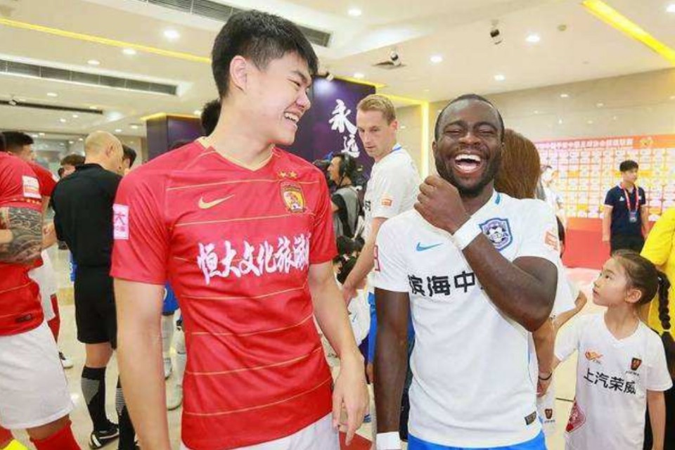 恒大锋霸或将强势上位（郜林之后，恒大又一本土锋霸浮现：22岁妖星上位获赞众望所归）-趣拿体育