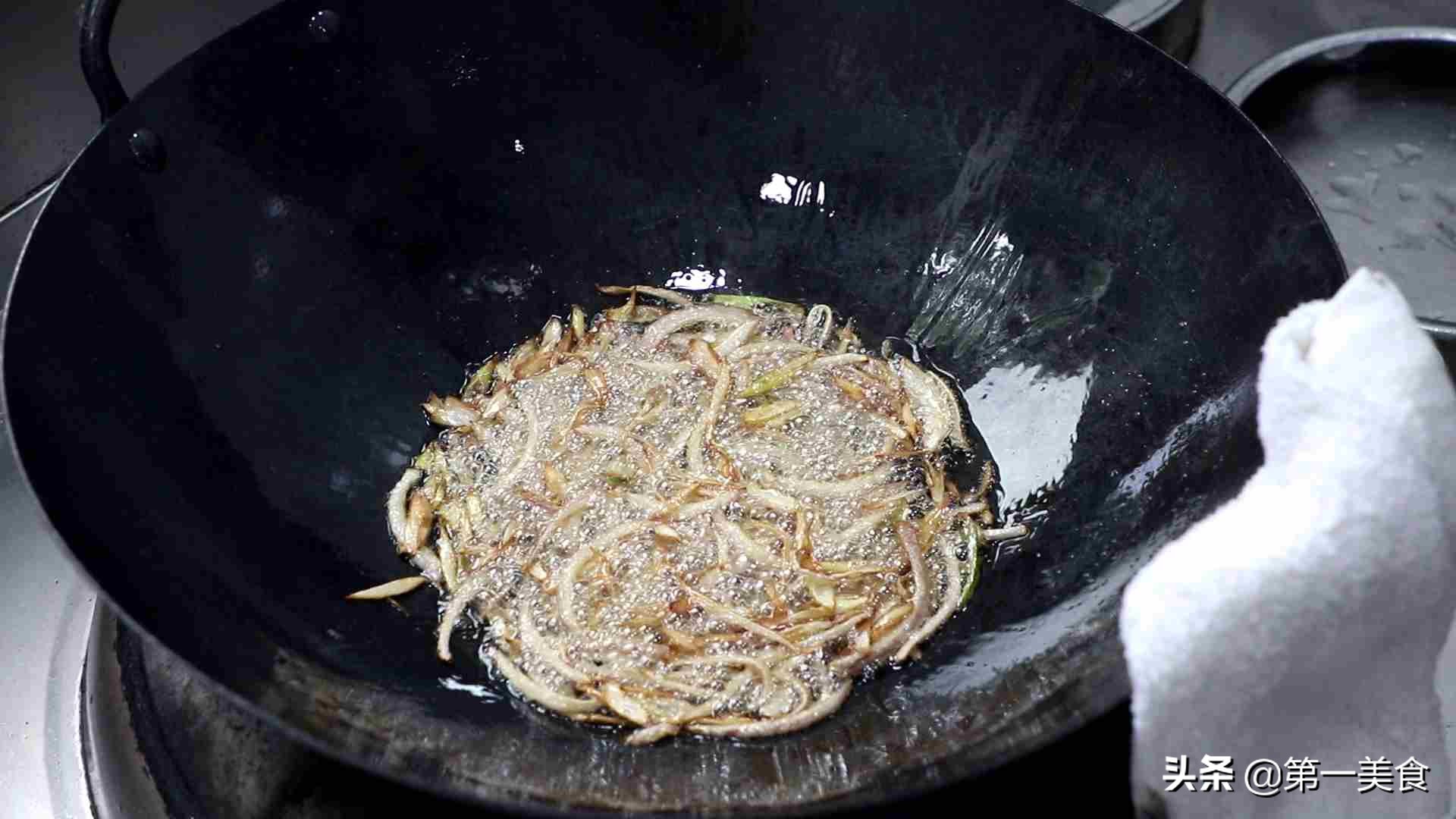 鱼要怎么烧好吃（鲈鱼这样烧着吃，汤汁浓郁，骨烂肉香，厨师长详细展示每个步骤）