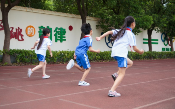 体育场跑步跑外圈还是内圈(体育老师公认的“省力跑步法”，长跑也不容易累，中考生建议收藏)