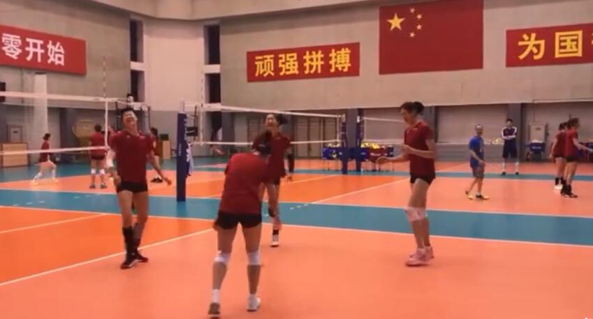中国女排集体踢毽子！四人一组围成圈踢一个，手忙脚乱遭调侃