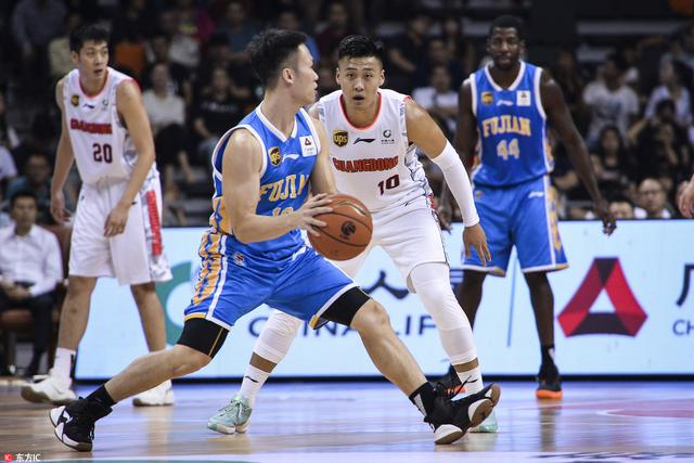 新浪cba直播视频直播（CBA正在直播，广东队vs福建，双方半场大打对攻65：71）