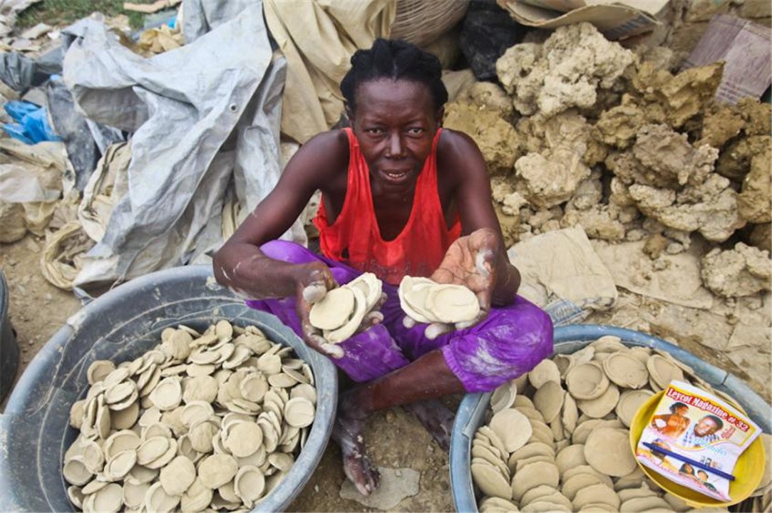 穷人吃土充饥 吃土的穷人