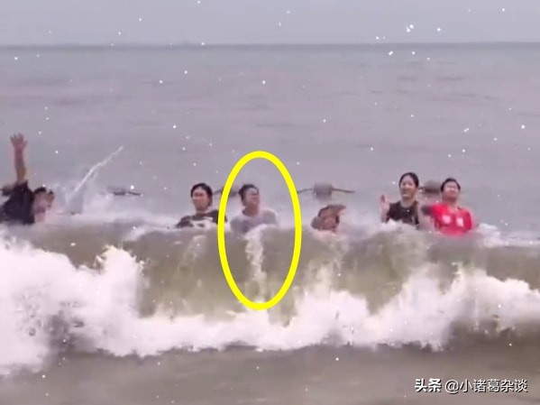 全红婵水中冲浪！比剪刀手摆pose，却被浪头打翻，疯狂摇头似跳水