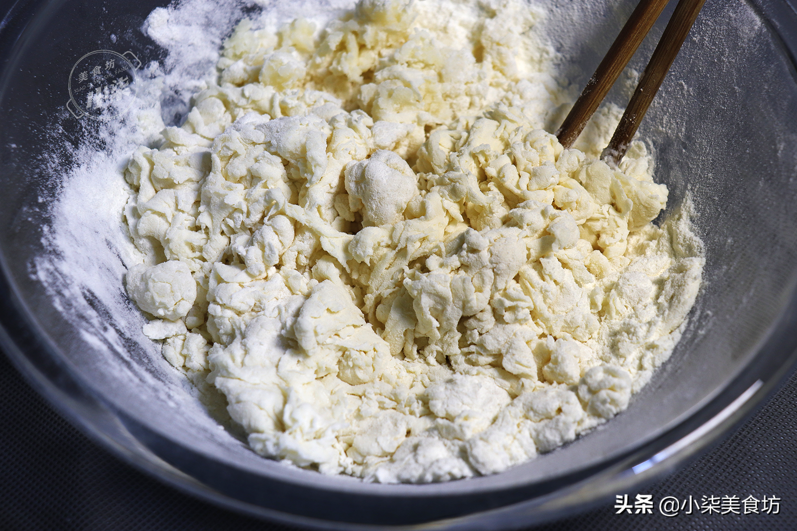 韭菜盒子新做法，翠绿不出水，一层比一层香，吃过一次就忘不了