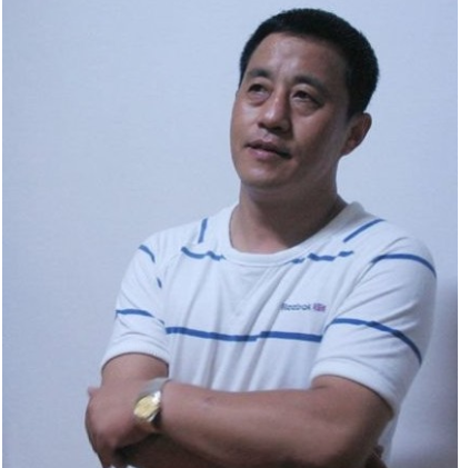 抛弃糟糠妻，娶小19岁娇妻，开豪车打人，“长贵”王小宝飘了？