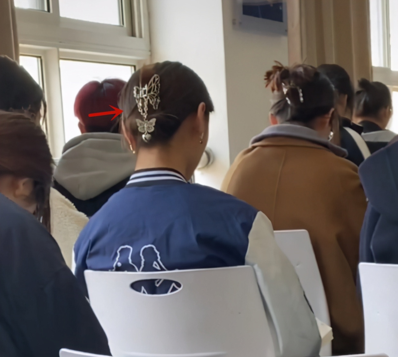 当代女大学生发型鉴赏，自以为引领潮流趋势，实则更像70后大姨