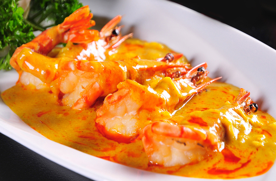 咖喱略带辣味,馨香馥郁,不管是鸡翅还是大虾,都好吃得很