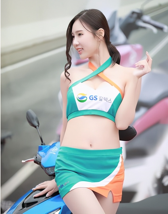 街拍：精致美丽显身材的妹子，这穿搭让宅男们打call