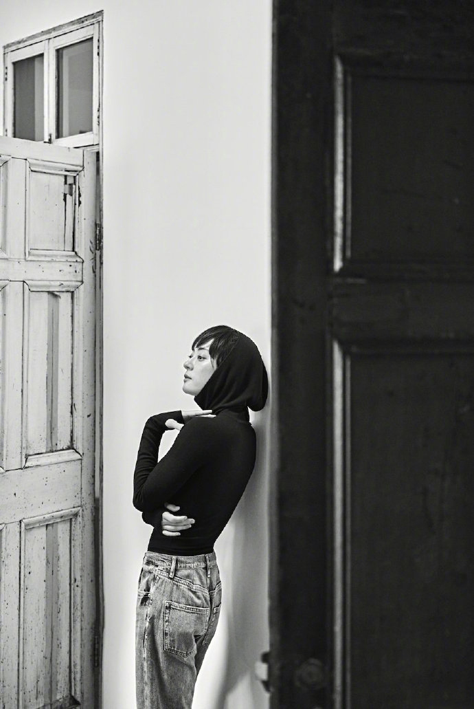 39岁孙俪拍黑白质感大片,短发出镜气质干练,唇下的痣不影响颜值