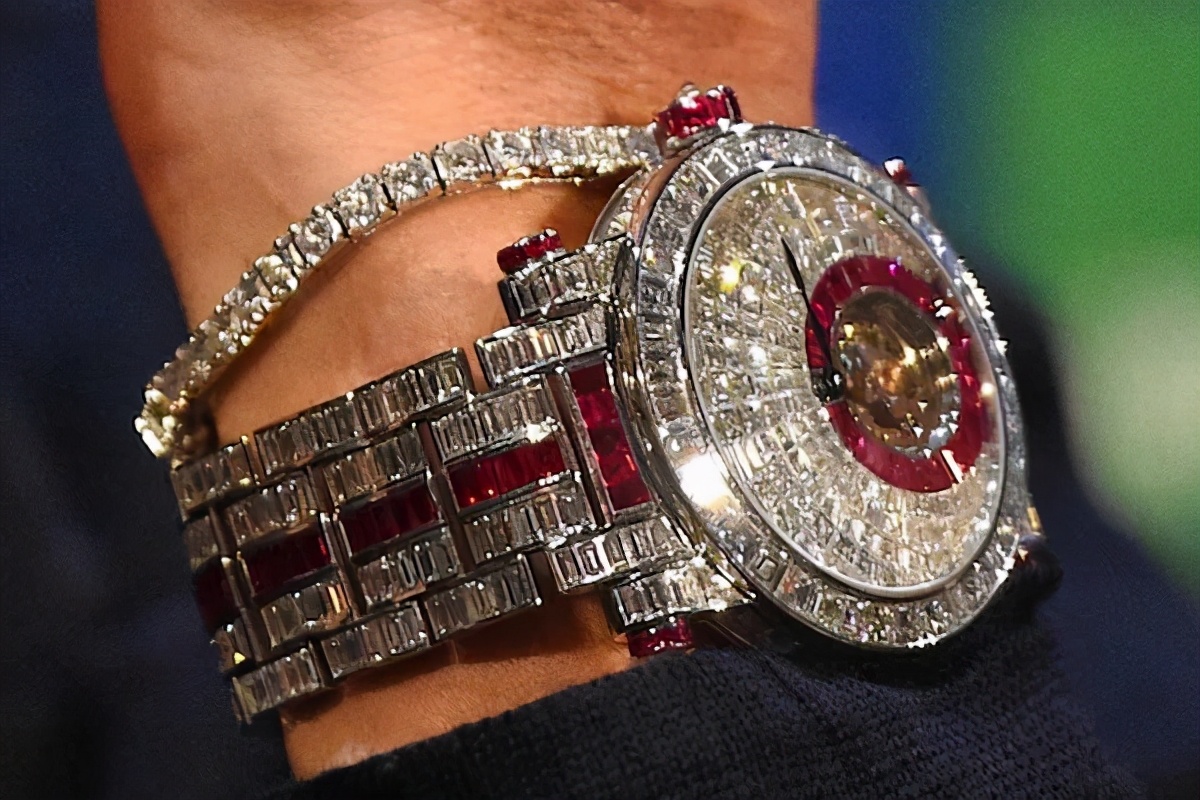 c罗的蛋有多大(36岁c罗不喝可乐身材超棒,戴千万钻表豪车一堆,把女友