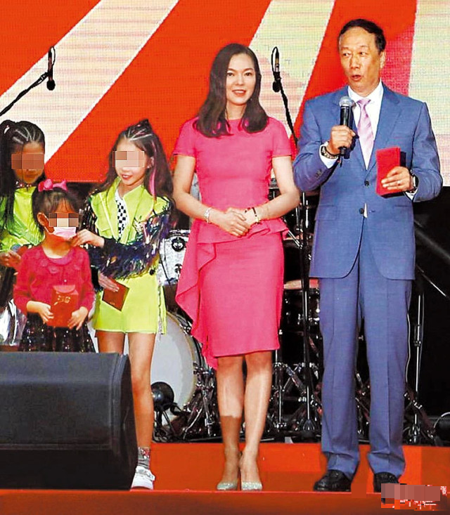 富豪郭台铭为嫩妻曾馨莹庆生，知道老婆不爱钱，每年坚持送玫瑰花