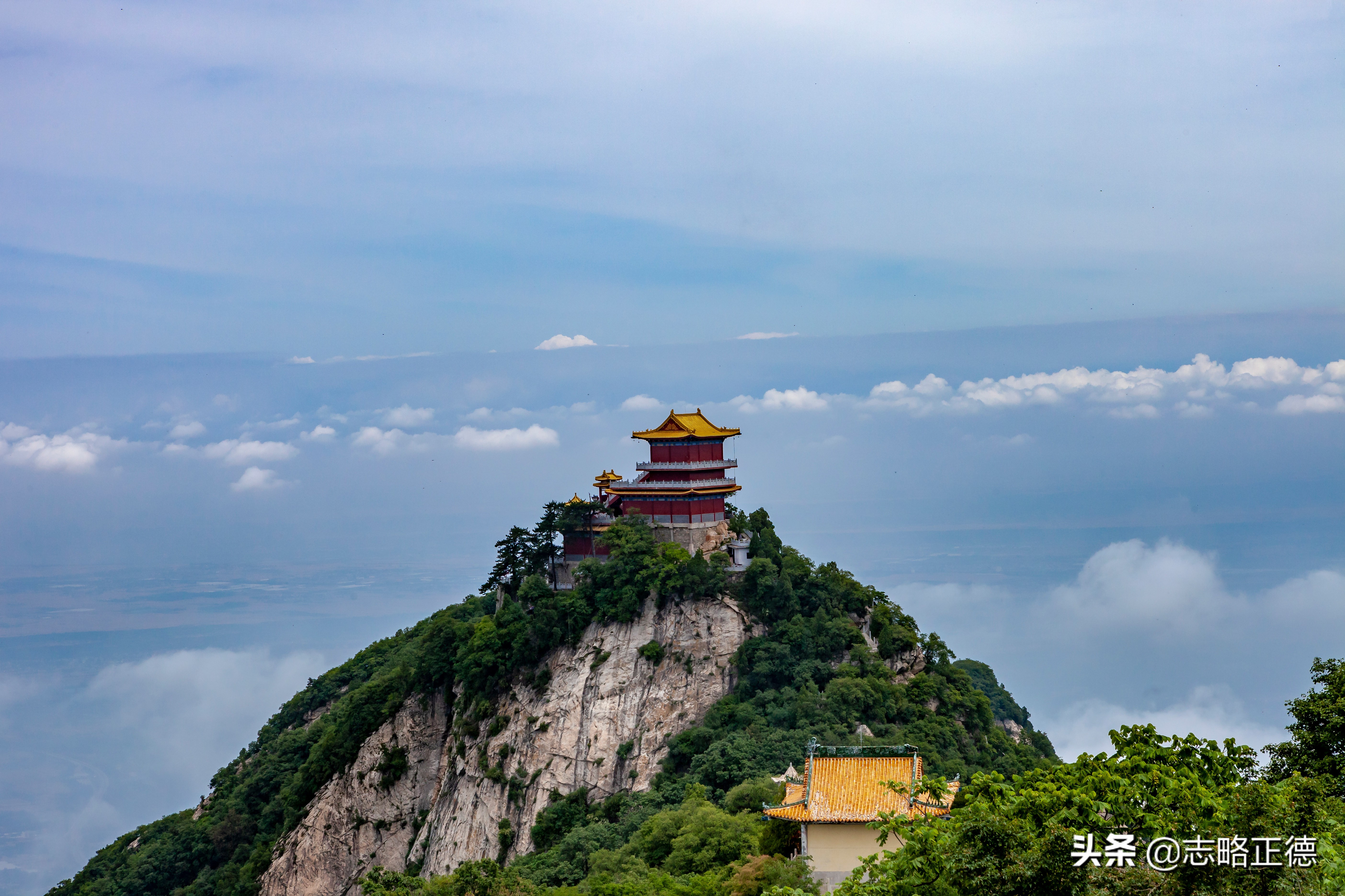 航拍雨后终南山南五台，古寺耸立山头直入云海，宛如仙境让人驻足