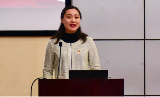 大学辅导员到底哪好，为啥名校毕业生都争抢？看完收入水平明白了