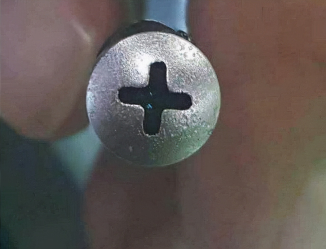 租房一年后,成都90后女子发现隐秘摄像头,正对床头